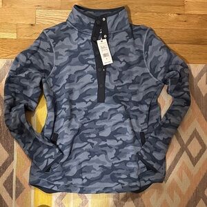 Vineyard Vines NWT Blue Camouflage Pullover with Button Detail
